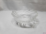 Fruteira, centro de mesa em cristal ricamente moldado com detalhes fosco. Medindo 27,5cm de diâmetro x 12cm de altura.