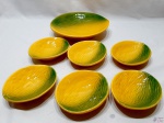 Jogo de bowl e 6 cumbucas em porcelana na forma de melão. Medindo o bowl de servir 27cm x 23,5cm x 6cm de altura e as cumbucas 15,5cm x 13,5cm x 4cm de altura.
