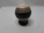 Enfeite de bola e peanha feita de mármore. Medindo 10,5cm de diâmetro. Peça pesada.