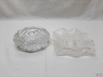 Lote de cinzeiro em cristal ricamente lapidado (leves bicados na base) e uma petisqueira quadrada em vidro moldado. Medindo o cinzeiro 16cm de diâmetro x 5,5cm de altura.