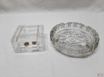 Lote de cinzeiro em cristal ricamente moldado e uma caixa quadrada em cristal RCR lapidado. Medindo o cinzeiro 16cm de diâmetro x 4,5cm de altura.
