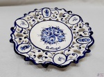 Prato decorativo em porcelana portuguesa azul e branco, borda vazada. Medindo 25cm de diâmetro.