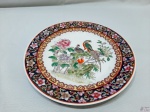 Prato decorativo em porcelana oriental com pintura ave do paraíso em relevos. Medindo 26,5cm de diâmetro.