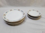 Jogo de 12 pratos em porcelana Renner Medaillon, borda floral. Sendo 6 rasos (25cm) e 6 de sobremesa (17,5cm). Algumas peças com leves bicados.