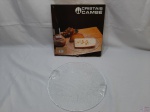 Prato para queijos em vidro moldado, na caixa original. Medindo 31cm de diâmetro.
