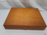 Caixa retangular para faqueiro em madeira com interior em veludo. Medindo 46,5cm x 36,5cm x 9,5cm de altura.