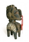 Guiné, Africa, século XX. Expressiva e original miniatura de máscara da deusa-mãe Nimba, da cultura baga, da Guiné. Altura = 32 cm. O artesão utilizou em ambas as laterais chapas metálicas de fotolito do tipo empregado na indústria gráfica.