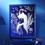 Viti Grosman - Rosto de moça com tucano - Espelho retangular medindo 110 x 90 cm. Materiais utilizados: espelho com moldura azul, pasta de dente Curaprox e escova de dente Curaprox.110 x 90 cm