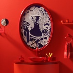 Nina Moraes - Moça - Espelho oval medindo 80 x 110 cm. Materiais utilizados: espelho com moldura vermelha, pasta de dente Curaprox e escova de dente Curaprox.