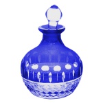 Perfumeiro em cristal com ricos lapidados em maravilhoso tom azul. Medida 10 cm de altura.
