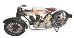 Grande moto decorativa feita de lata e metal remetendo as motos antigas da Harley Davidson. Medida 32 cm de comprimento.