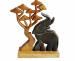 Escultura em madeira elefante na sombra da árvore que representa sorte. Peça com ricos acabamentos e esmerado entalhamento na madeira. Medida 30x23cm.