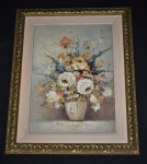 Espetacular quadro decorativo com imagem impressa de vaso de flores em rica moldura trabalhada e com proteção de vidro.
