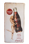 Placa Decorativa KEEP CALM and DRINK - COCA COLA com efeito envelhecido confeccionada em metal. Medidas: 31x16 cm.