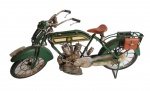 Grande moto decorativa feita de lata e metal remetendo as motos antigas da Harley Davidson. Medida 36 cm de comprimento.