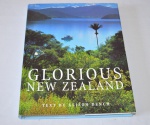 Livro "GLORIOUS NEW ZEALAND" em capa dura e sobre capa, Livro repleto de fotos contendo 200 páginas impressas em papel de excelente qualidade.