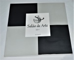 Catálogo do Salão de Artes de 2011 repleto de fotos de obras de arte e descrição das mesmas. Possui  160 páginas ricamente ilustrado em papel de altíssima qualidade.