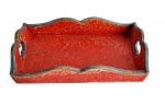 Grande bandeja de madeira trabalhada em patina na cor vermelha. Medida 42x26cm