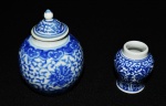 Lote com 2 (duas) peças de porcelana oriental com policromia azul. Medida da maior 10 cm de altura.