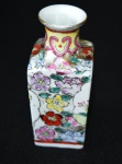 Vaso bibelô em porcelana oriental com ricos florais. Medida 9 cm de altura.