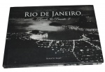 Espetacular livro " Rio de Janeiro - Passado e Presente"  de Renato Kamp. Livro de capa dura com sobre capa e 175 páginas repletas de foto e comentários.