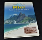 Livro " Rio, Um Olhar de Amor"  de Artur da Távula, este livro apresenta  a cidade do Rio de Janeiro, seus monumentos, pontos turísticos e povo.  Edição de capa dura com sobre capa.