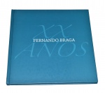 Catálogo de leilão dos XX ANOS de atividade do Leiloeiro Fernando Braga realizado no HEBRAICA DE SÃO PAULO.  Livro de capa dura.