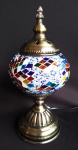 Bela luminária em metal com cúpula em mosaico de pasta de vidro. Quando acesa produz um rico efeito de cores. Medida 29cm de altura.