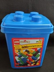 Balde Original Lego com 582 Peças sendo:120 Vermelhos  - 50 Verdes - 56 Pretas - 117 Brancas - 119 Amarelas - 120 Azuis