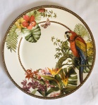 Prato em porcelana decorado com arara, borboleta e flores. Med. 29 cm.
