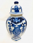 Maravilhoso Potiche sextavado em porcelana branca decorado com arabescos em azul. Med. 38x20 cm.