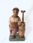 Escultura em madeira entalhada, representando golfista (jogador de golfe). Med. 24x12 cm. 