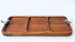 Petisqueira em madeira com três divisórias, decorada com dois pássaros em metal. Med. 42x14 cm.