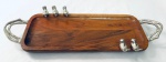 Bandeja em madeira ornada com cinco pássaros em metal, com duas pegas em metal. Med. 53x15 cm.