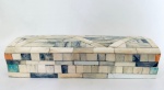 Belíssima Caixa / Porta Joias em madeira revestida em madrepérola, parte superior ovalada. Med. 30x9 cm. Alt. 7 cm.
