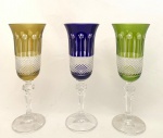 Três Maravilhosas Taças em cristal colorido, lapidação bico de jaca e haste facetada. Med. Alt. 21 cm. Diâm. 7 cm.