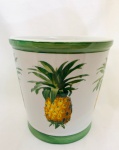 Vaso em porcelana decorado com abacaxi, borda e base no tom verde. Med. 21x23 cm.
