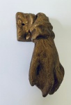Aldrava (batedor de porta) representando mão em bronze. Med. 12x6 cm.