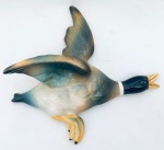 Pato voando, decorativo, confeccionado em faiança. Med. 28x28 cm.