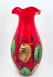 Belíssimo e Grande Vaso em vidro vermelho, decorado com folhagens e partículas douradas, borda ondulada. Med. Alt. 37 cm. Diâm. 20 cm.