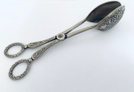 Elegante Talher pegador tesoura espessurado a prata, ornado com cinzelado de arabescos. Med. 22 cm.