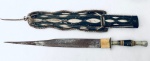 Punhal de coleção em metal, século XIX, lâmina em aço, cabo com aplicações em chifre e bainha em couro original. Med. 50 cm.
