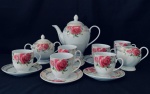 Maravilhoso conjunto para chá com 15 peças em porcelana decorado com pintura de rosas e filetes em ouro, sendo: 1 Bule, 1 Leiteira, 1 açucareiro, 6 xícaras e 6 pires, em perfeito estado. 