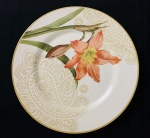 Lindo Prato em porcelana branca decorado com flor e arabescos. Med. 29 cm. 