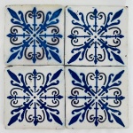 France  Quadra de azulejos franceses, Desvres, Pas-de-Calais, nas cores azul e branco. Marcados na parte posterior. Pequenos desgastes. Med. 11x11 cm.