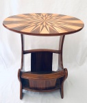 Mesa lateral oval, em madeira nobre com maravilhoso trabalho de marchetaria no tampo, pés curvados, contendo um estágio. Med. 62x52x38 cm.