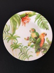 Prato em porcelana decorado com casal de papagaios. Med. 19 cm.