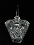 Bomboniere triangular em demi cristal lapidação bico de jaca e estrela, com três pés. Med. 24x20 cm.