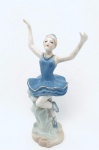 Linda Escultura representando bailarina, em porcelana ao gosto Lladró. Med. Alt. 17 cm.