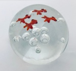 Peso de papel em vidro de murano translúcido decorado com peixes. Med. 8x7 cm.